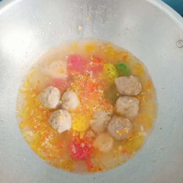 Tambahkan air masukkan bakso dan kerupuk.
