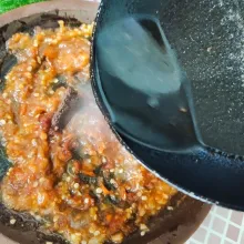 Masukkan terasi bakar dan minyak panas, ulek sebentar hingga tercampur.