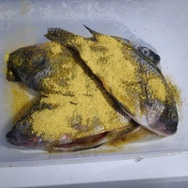 Cuci bersih ikan, lumuri dengan bumbu instan. Marinasi sebentar.