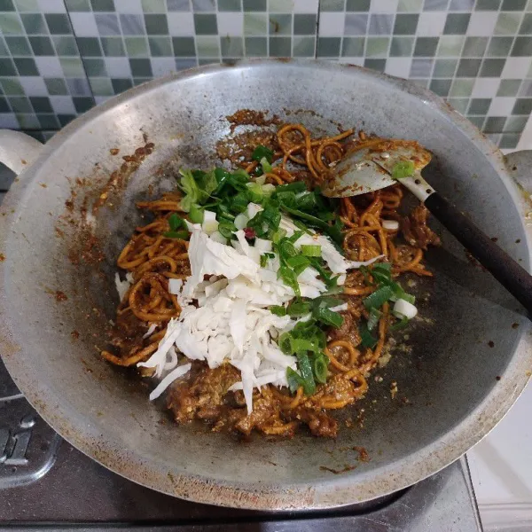 Masukkan kol dan daun bawang. aduk rata.