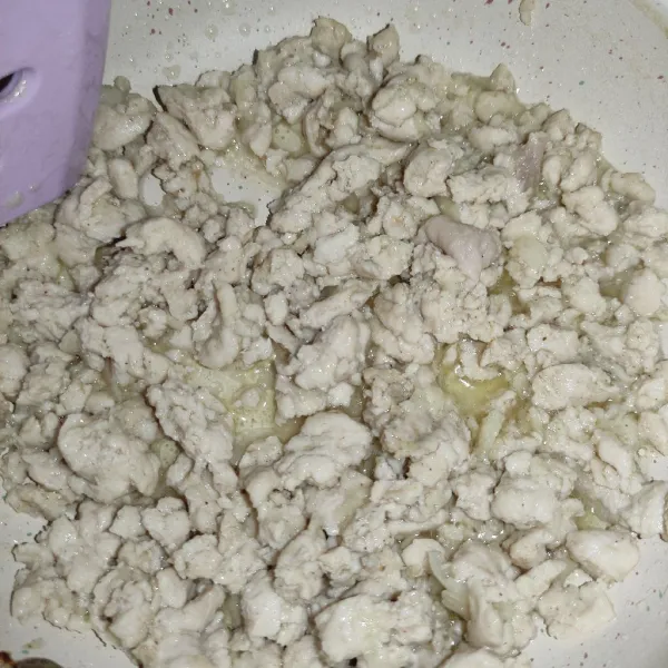 Masukkan ayam yang sudah dihaluskan, masak sampai matang.