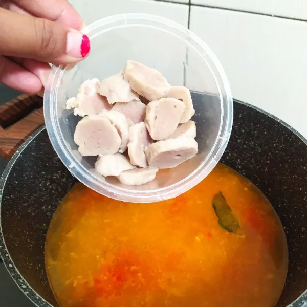 Masukan irisan bakso sapi dan 500 ml air.