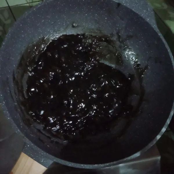 Tuang larutan tepung ke dalam rebusan santan, aduk aduk terus hingga mengental. Kemudian angkat dan tuang di atas loyang yang sudah dialasi plastik. Setelah dingin, potong-potong adonan Ongol Ongol.