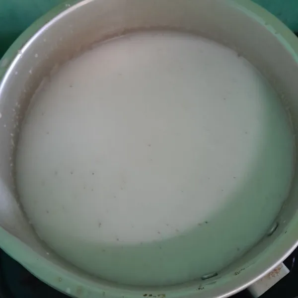 Masukkan santan ke dalam panci.