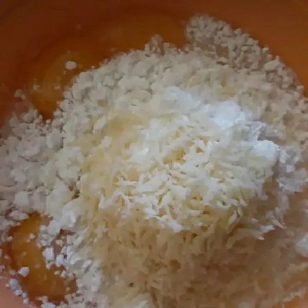 Campurkan tepung tapioka, keju, dan telur.