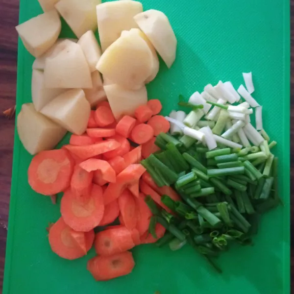 Siapkan sayuran, cuci, kupas dan potong dengan bentuk sesuai selera.
