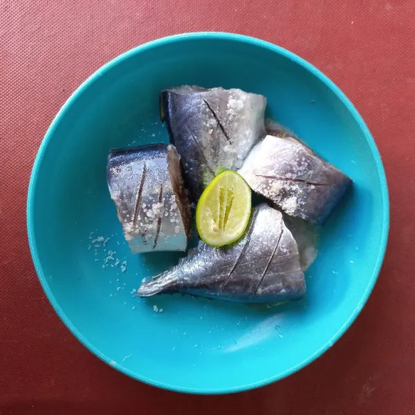 Cuci bersih ikan tuna. Marinasi dengan air jeruk nipis dan garam.
