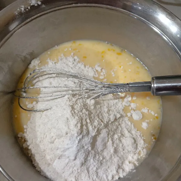 Tuang tepung terigu, baking powder, soda kue dan garam sambil disaring biar tidak bergerindil lalu aduk sampai tercampur rata.