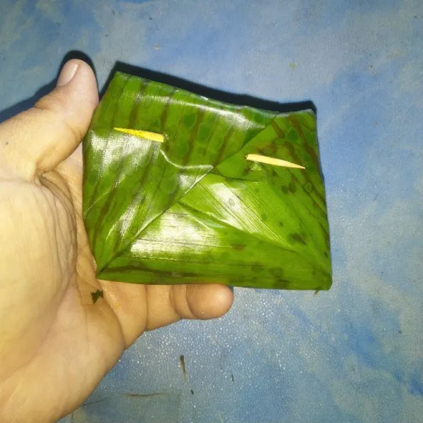 Lalu bungkus rapat dan sematkan tusuk ggi supaya rapi.