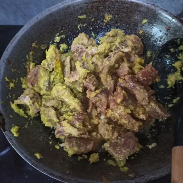Masukkan daging sapi.