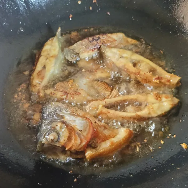 Goreng ikan sampai matang dan sedikit kecokelatan, angkat dan tiriskan.