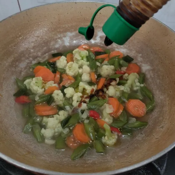 Beri garam, kaldu bubuk dan saus tiram, koreksi rasa masak hingga sayur matang. Siap disajikan.