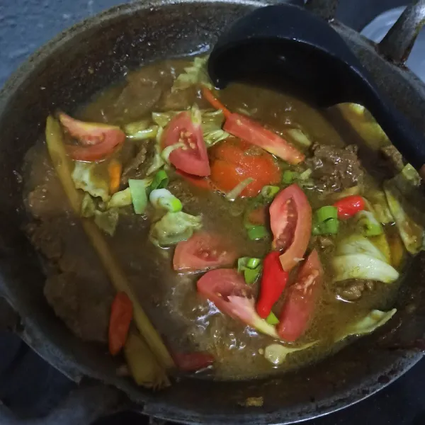 Masukkan kol, sisa cabe rawit, tunggu setengah layu. Lalu masukkan tomat dan daun pre. Tunggu matang dan mulai layu. Matikan kompor. Lalu taburi bawang goreng.