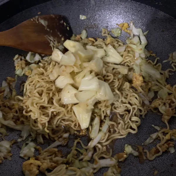 Potong kecil nanas dan masukkkan.