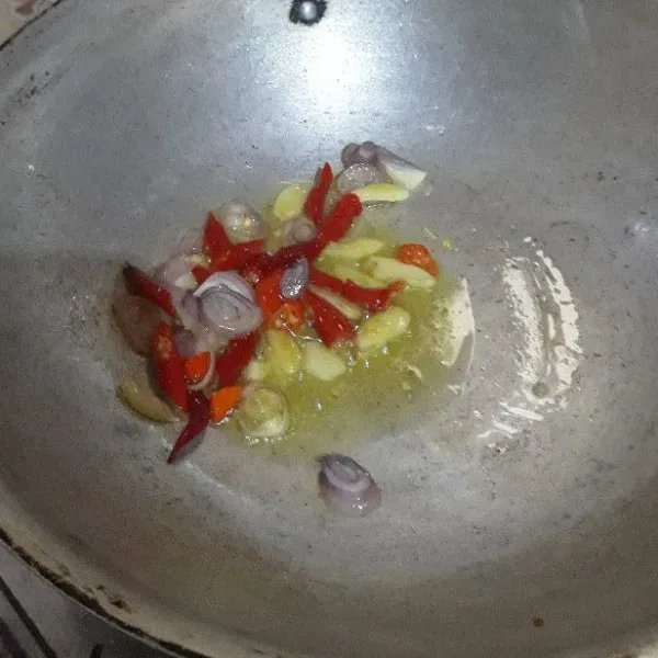 Tumis irisan bawang merah, bawang putih, cabe kriting, dan cabe rawit
