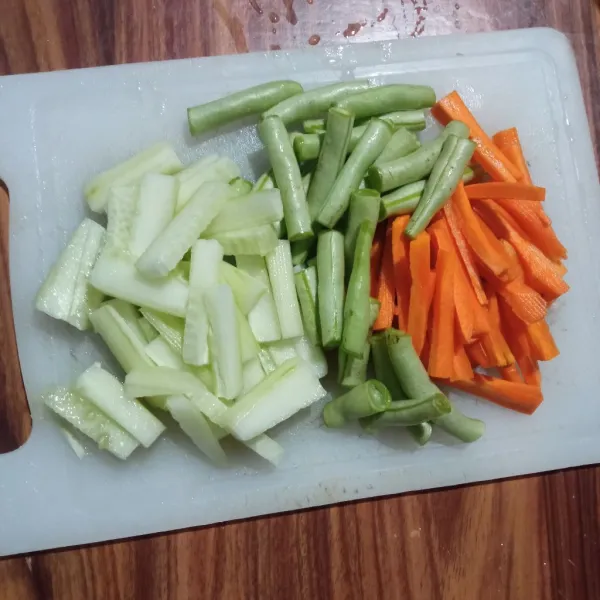 Potong sayuran bentuk memanjang. Sisihkan.