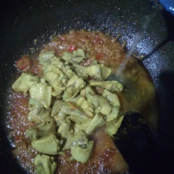 Tambahkan sayap ayam, garam, gula, dan sedikit air. Masak sampai semua bahan tercampur merata.