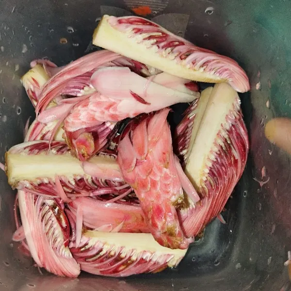 Belah kecombrang, cuci bersih.