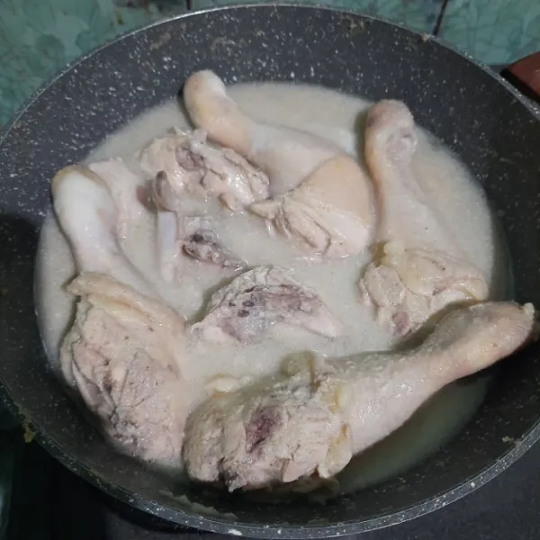 Masak sampai air surut dan ayam matang.