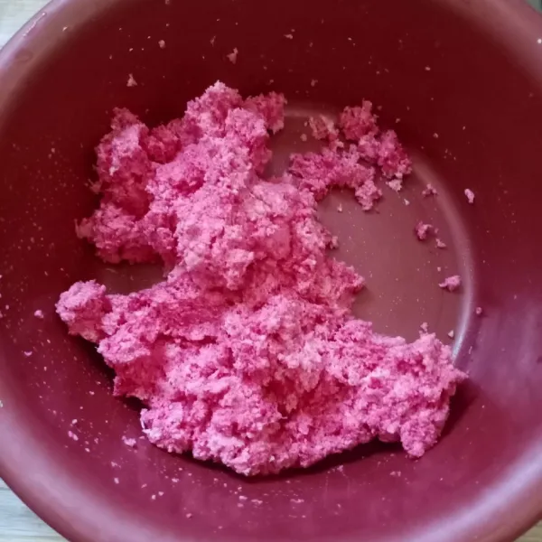 Beri secukupnya pewarna merah. Aduk rata.