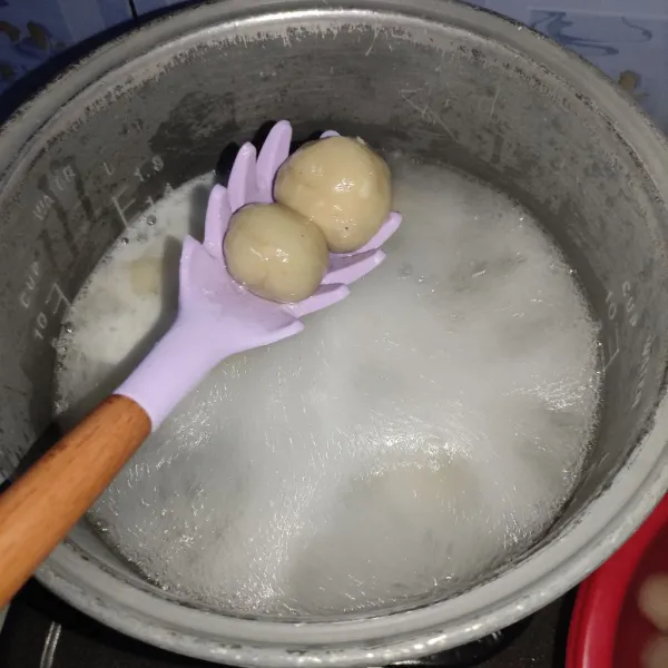 Lalu rebus di air mendidih, tunggu sampai adonan mengapung, lalu angkat dan tiriskan.
