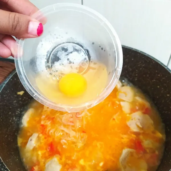 Masukan telur lalu aduk rata.