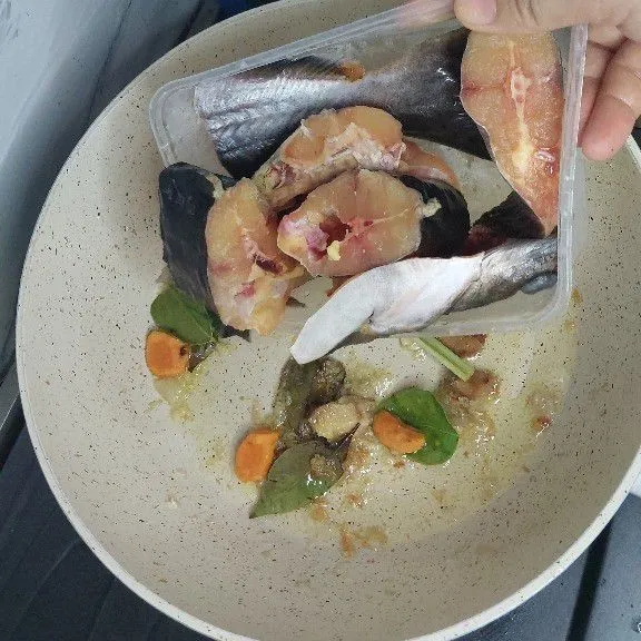 Tambahkan ikan patin.