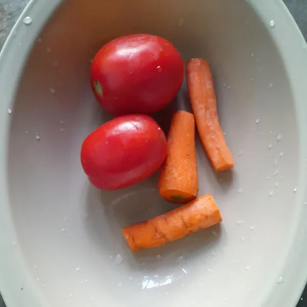 Cuci bersih wortel dan tomat.