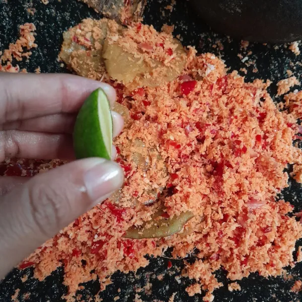 Aduk sampai tercampur rata kemudian tambahkan perasaan jeruk nipis.