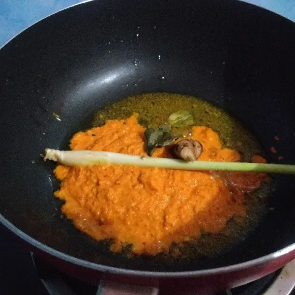 Panaskan minyak, tumis bumbu halus bersama lengkuas, daun jeruk, dan serai. Masak sampai wangi dan tanak.