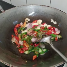 Tumis bumbu bersama dengan daun salam dan lengkuas hingga harum dan tanak.