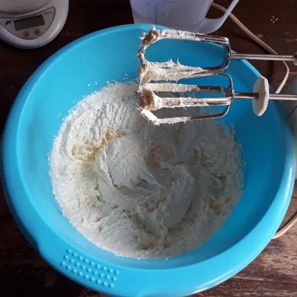Mixer tinggi gula, telur, SP, dan garam selama 2 menit.