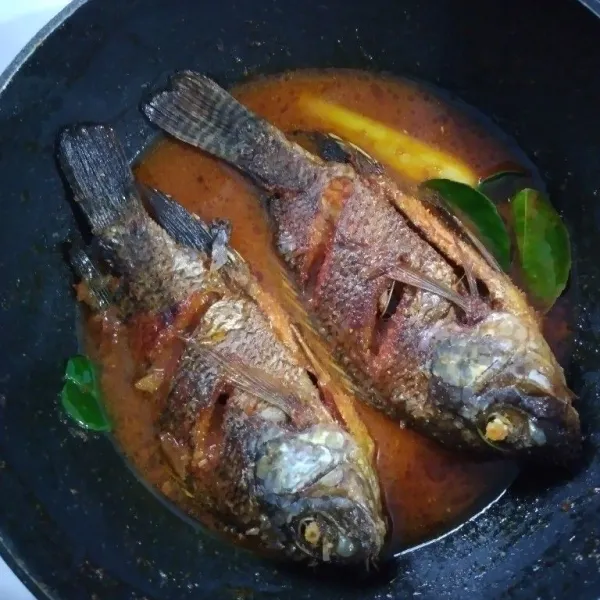 Masukkan ikan dan beri sedikit air, aduk. Masak sampai semua bahan tercampur dan meresap. Sajikan.
