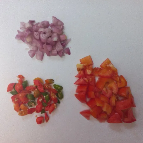 Potong kecil bawang merah, cabai rawit, dan tomat.