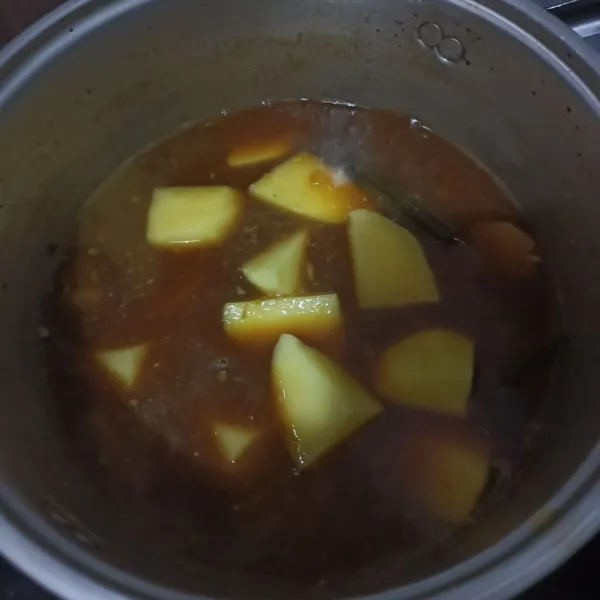Punya saya , saya pindahkan ke panci ya. Beri kecap, gula, garam, kaldu bubuk, gula merah, dan kentang. Tes rasanya, sesuaikan. Tambahkan bumbu sesuai selera.