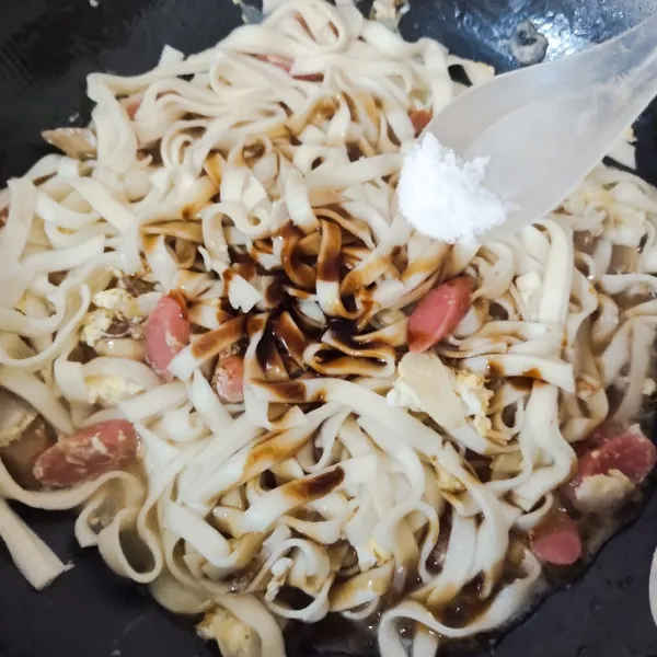 Beri kecap manis, garam, kaldu jamur, dan saus tiram. Aduk merata kemudian masak hingga matang.