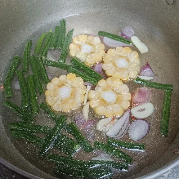 Masukkan kacang panjang dan jagung.