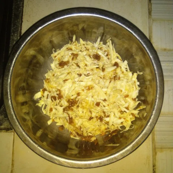 Dalam wadah tahan panas, campur singkong yang sudah diparut dengan irisan gula merah dan beri sedikit garam. Aduk rata