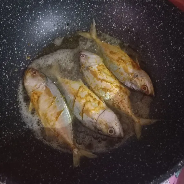 Panaskan minyak, goreng ikan hingga matang.