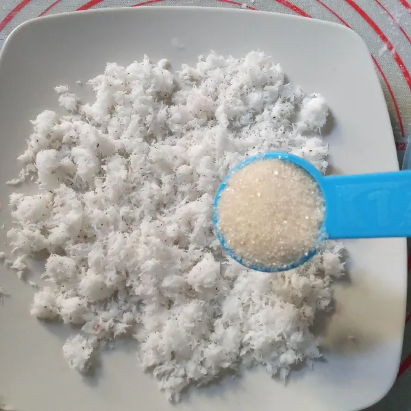 Campur kelapa parut kukus dengan garam dan gula, aduk menggunakan garpu.