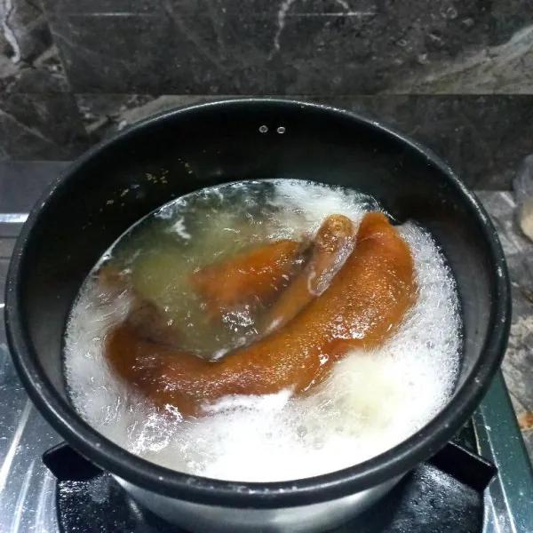 Rebus kikil sampai empuk.