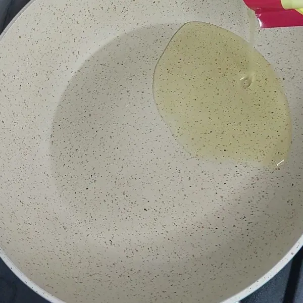 Tuang dan panaskan minyak goreng.