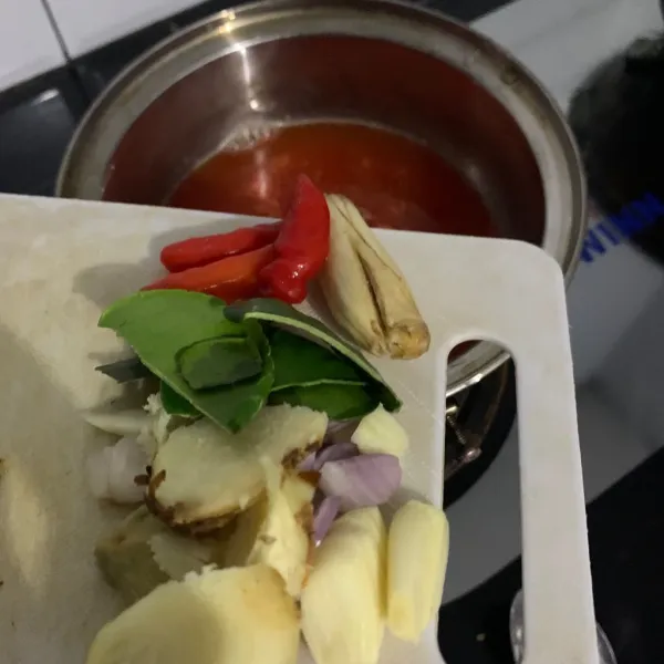 Tambahkan bahan iris.