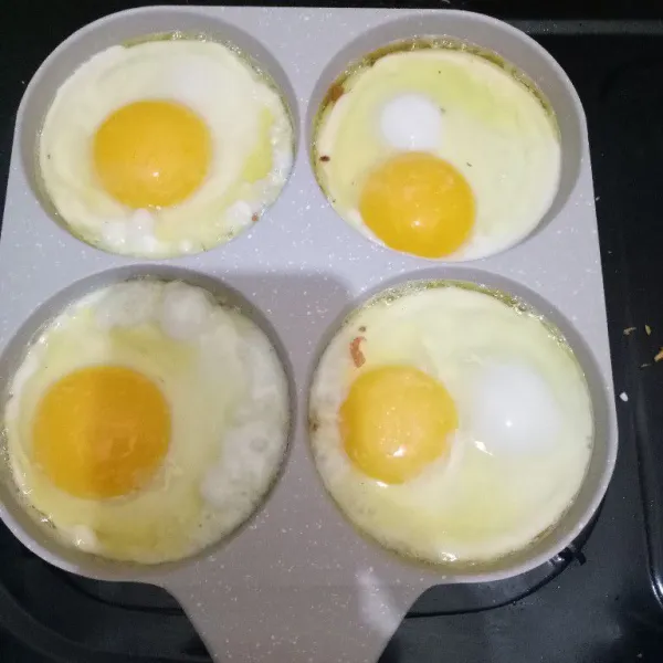 Goreng telurnya dengan cara di ceplok.