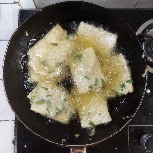 Goreng tempe dengan minyak panas (tidak terlalu kering). Setelah itu angkat dan tiriskan. Sajikan hangat dengan cabe rawit.