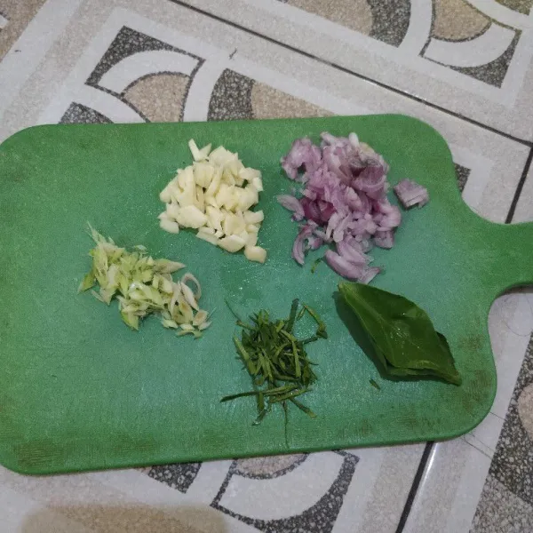 Cincang bawang, serai dan daun jeruk.