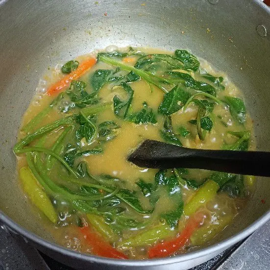 Masak hingga kangkung layu. Siap untuk disajikan.