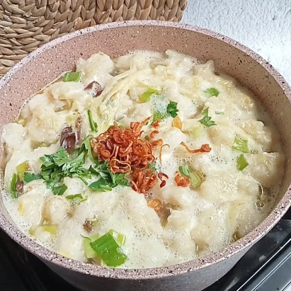 Kalau kuah akan mendidih, masukkan beberapa pentol tekwan yang akan disajikan. Tambah juga seledri dan daun bawang. Biarkan mendidih, lalu angkat. Sajikan dengan pelengkapnya.