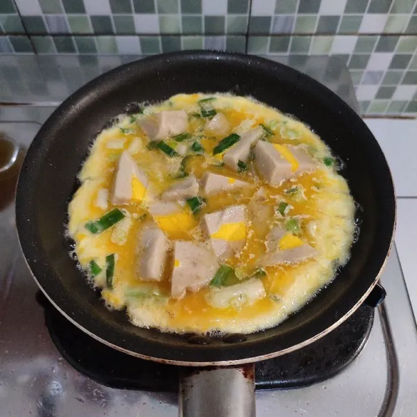 Panaskan minyak goreng secukupnya. Kemudian masukkan adonan lenggang. Masak dengan api kecil.
