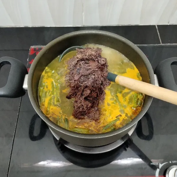 Setelah itu masukkan ontong pisang. Aduk rata. Masak hingga bumbu meresap.